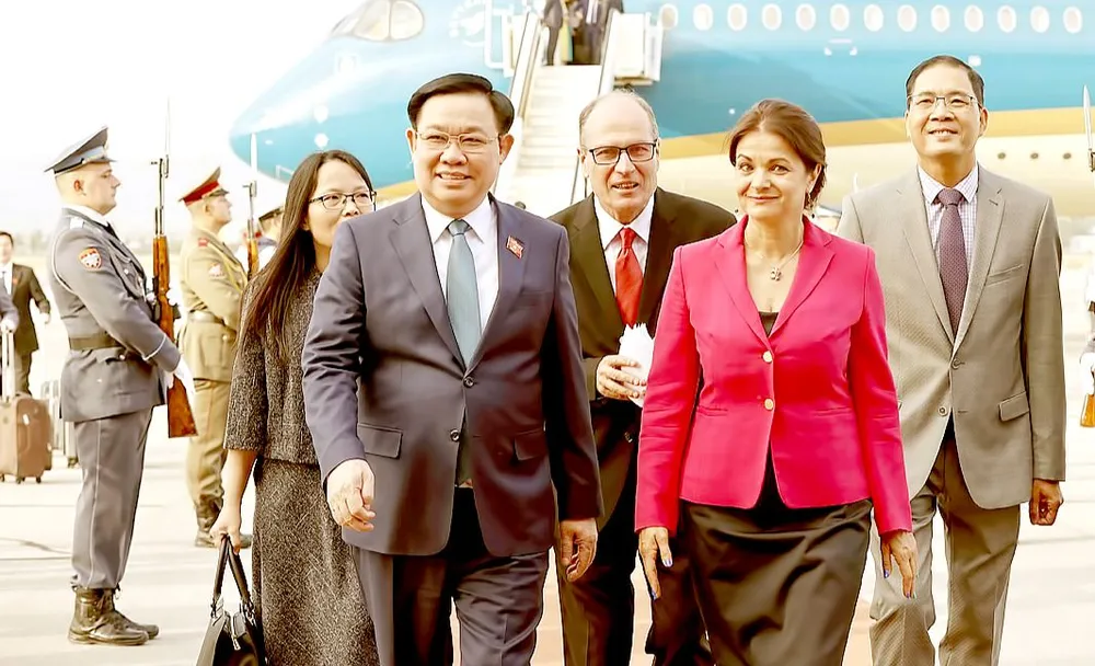 Bà Rositsa Kirova, Phó Chủ tịch Quốc hội Bulgaria, đón Chủ tịch Quốc hội Vương Đình Huệ tại sân bay quốc tế Sofia