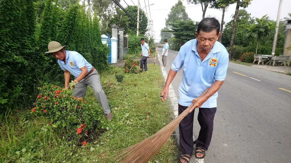 Nông dân xã Thái Mỹ, huyện Củ Chi, TPHCM tham gia dọn vệ sinh đường sá, xây dựng nếp sống mới ở nông thôn Nông dân xã Thái Mỹ, huyện Củ Chi, TPHCM tham gia dọn vệ sinh đường sá, xây dựng nếp sống mới ở nông thôn