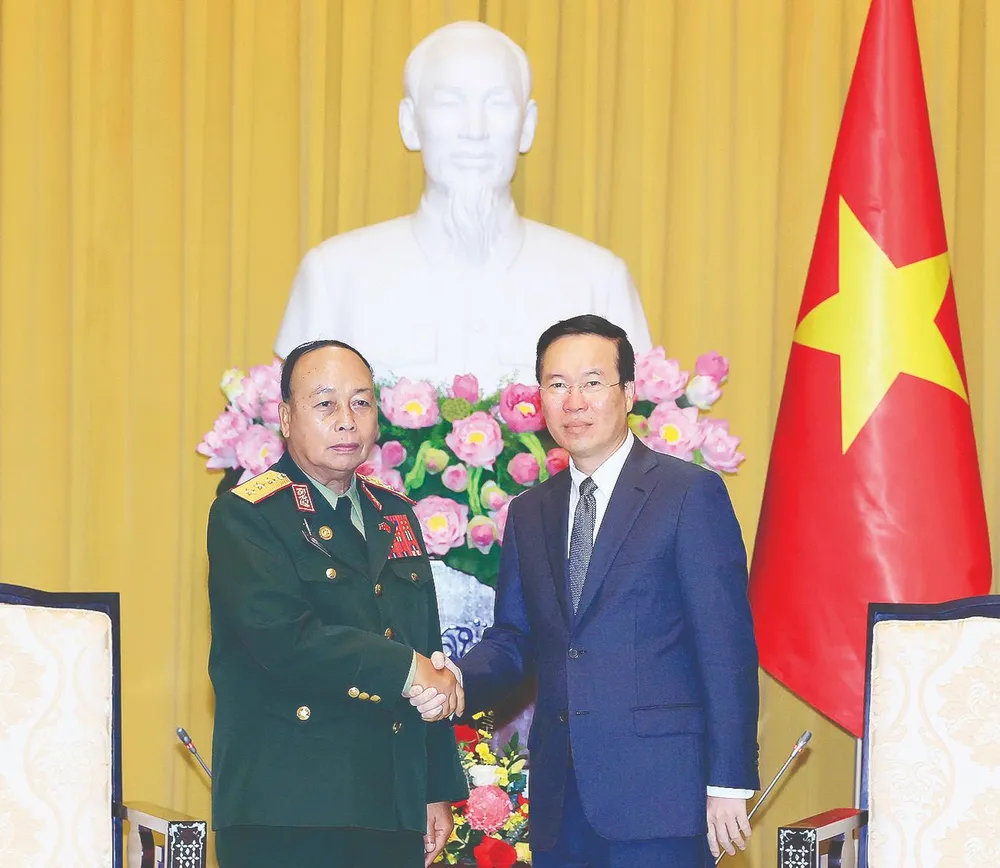 Chủ tịch nước Võ Văn Thưởng tiếp Thứ trưởng Bộ Quốc phòng, Chủ nhiệm Tổng cục Chính trị Quân đội nhân dân Lào Thongloi Silivong. Ảnh: TTXVN