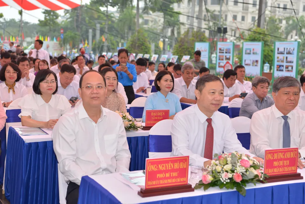 Phó Bí thư Thành ủy TPHCM Nguyễn Hồ Hải, Phó Chủ tịch UBND TPHCM Dương Anh Đức cùng các đại biểu tham dự khai mạc. Ảnh: CAO THĂNG