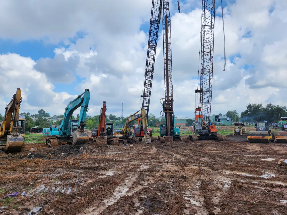 Các phương tiện thi công tại Lễ động thổ đường Vành đai 3 TPHCM qua Bình Dương. Ảnh: VĂN PHONG