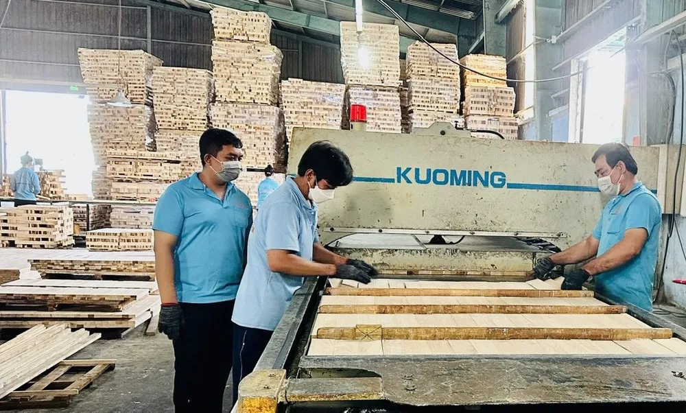 Công nhân Công ty gỗ Minh Phát (TP Thuận An) sản xuất sản phẩm gỗ xuất khẩu Công nhân Công ty gỗ Minh Phát (TP Thuận An) sản xuất sản phẩm gỗ xuất khẩu