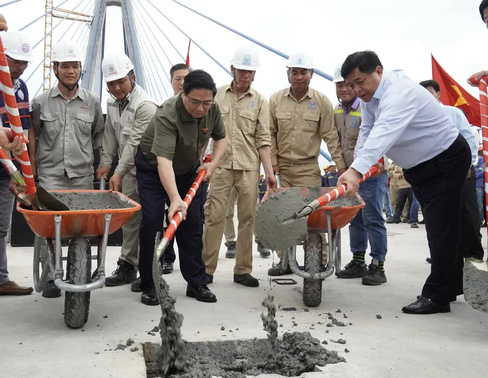 Thủ tướng Phạm Minh Chính đến dự và thực hiện nghi thức hợp long cầu Mỹ Thuận 2, nối đôi bờ sông Tiền kết nối 2 tỉnh Vĩnh Long và Tiền Giang. Ảnh: HOÀNG HÙNG Thủ tướng Phạm Minh Chính đến dự và thực hiện nghi thức hợp long cầu Mỹ Thuận 2, nối đôi bờ sông Tiền kết nối 2 tỉnh Vĩnh Long và Tiền Giang. Ảnh: HOÀNG HÙNG