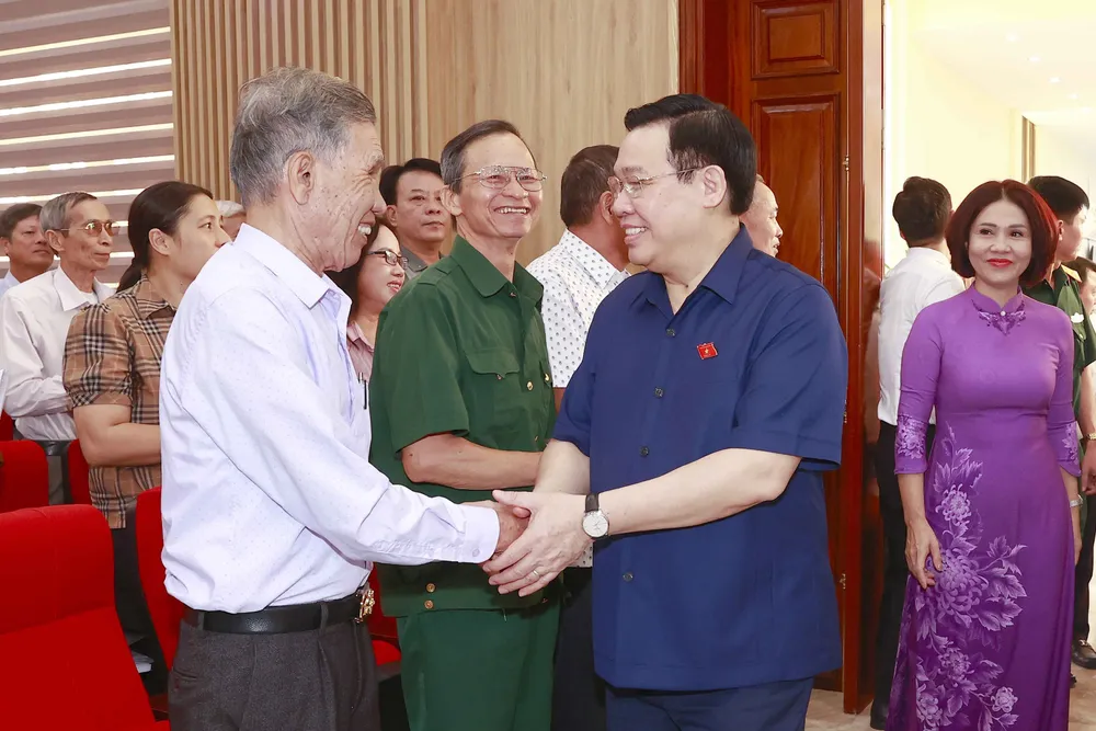 Chủ tịch Quốc hội Vương Đình Huệ với cử tri quận Đồ Sơn, Hải Phòng. Ảnh: TTXVN Chủ tịch Quốc hội Vương Đình Huệ với cử tri quận Đồ Sơn, Hải Phòng. Ảnh: TTXVN