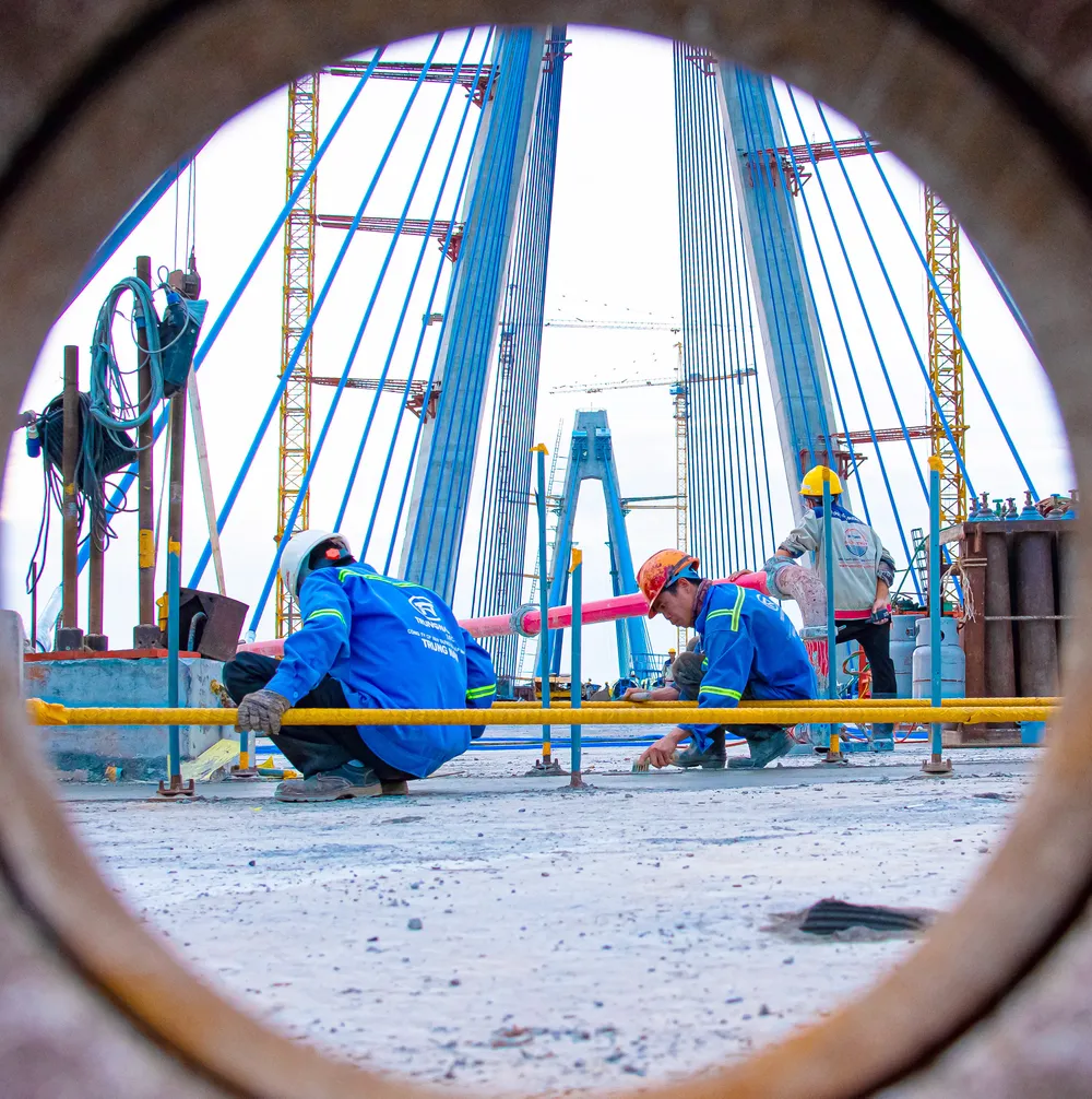 Thi công các hạng mục vào sáng 14-10 để kịp hợp long cầu Thi công các hạng mục vào sáng 14-10 để kịp hợp long cầu