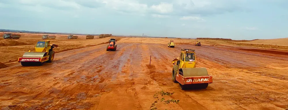 Các phương tiện đang san lấp mặt bằng thi công sân bay Long Thành
