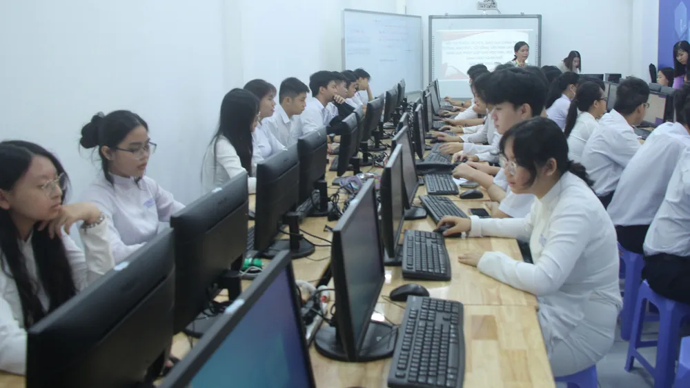 Học sinh Trường THPT Marie Curie (quận 3, TPHCM) tham gia cuộc thi tìm hiểu về pháp luật qua hình thức trực tuyến