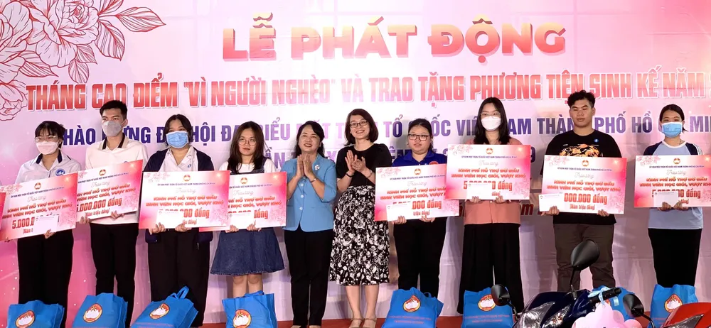 Chủ tịch Ủy ban MTTQ Việt Nam TPHCM Trần Kim Yến trao học bổng Nguyễn Hữu Thọ đến học sinh, sinh viên khó khăn Chủ tịch Ủy ban MTTQ Việt Nam TPHCM Trần Kim Yến trao học bổng Nguyễn Hữu Thọ đến học sinh, sinh viên khó khăn