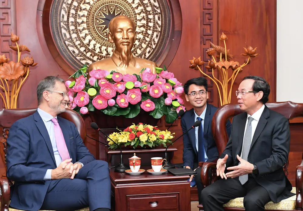 Bí thư Thành ủy TPHCM Nguyễn Văn Nên tiếp tân Đại sứ Pháp tại Việt Nam Olivier Brochet. Ảnh: VIỆT DŨNG