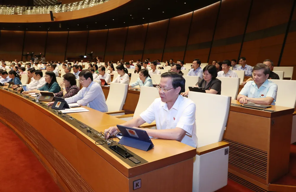 Các đại biểu Quốc hội bấm nút biểu quyết chiều 25-10