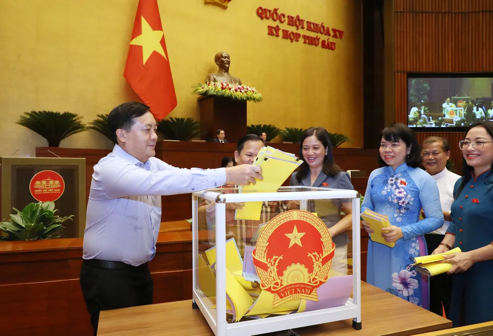 Các đại biểu Quốc hội bỏ phiếu tín nhiệm sáng 25-10