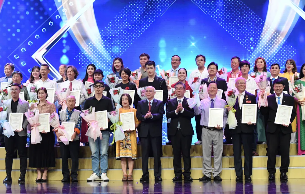 Phó Bí thư Thành ủy TPHCM Nguyễn Phước Lộc và Trưởng Ban Tuyên Giáo Thành ủy TPHCM Phan Nguyễn Như Khuê chúc mừng các tác giả đoạt giải. Ảnh: VIỆT DŨNG