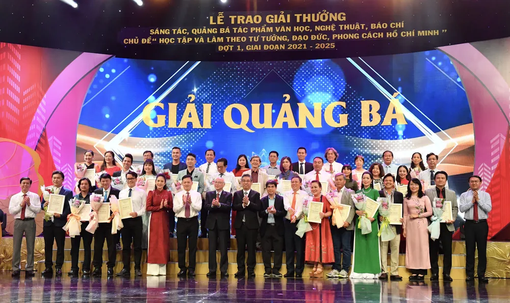 Các đồng chí lãnh đạo TPHCM chúc mừng các tác giả đoạt giải. Ảnh: VIỆT DŨNG