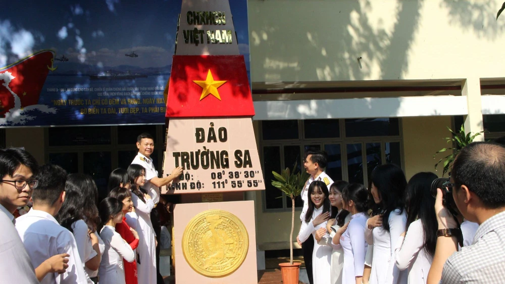 Đại tá Lê Nam Sơn giới thiệu với học sinh về cột mốc chủ quyền đảo Trường Sa.