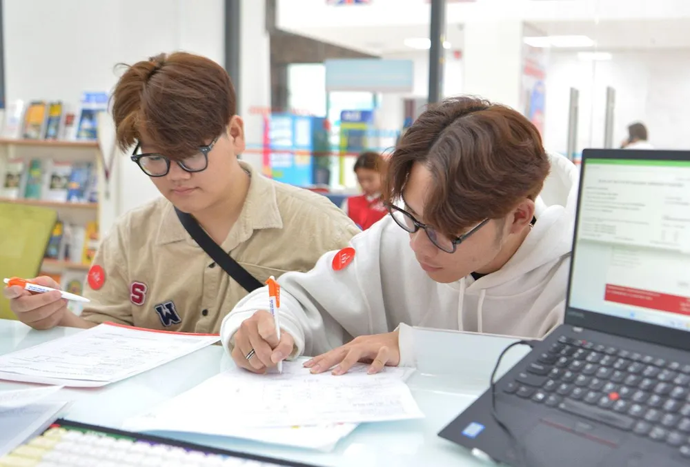 Thí sinh viết hồ sơ xét tuyển vào Trường Đại học Kinh tế Tài chính TPHCM. Ảnh: CAO THĂNG