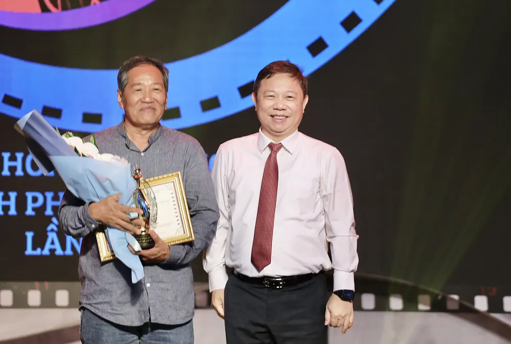 Phó Chủ tịch UBND TPHCM Dương Anh Đức trao giải vàng hạng mục Phim tài liệu cho đạo diễn Nguyễn Hoàng. Ảnh: DŨNG PHƯƠNG Phó Chủ tịch UBND TPHCM Dương Anh Đức trao giải vàng hạng mục Phim tài liệu cho đạo diễn Nguyễn Hoàng. Ảnh: DŨNG PHƯƠNG