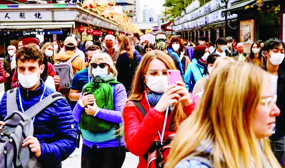 Du khách đi dạo trên phố Nakamise, quận Asakusa thuộc thành phố Tokyo. Ảnh: Reuters Du khách đi dạo trên phố Nakamise, quận Asakusa thuộc thành phố Tokyo. Ảnh: Reuters