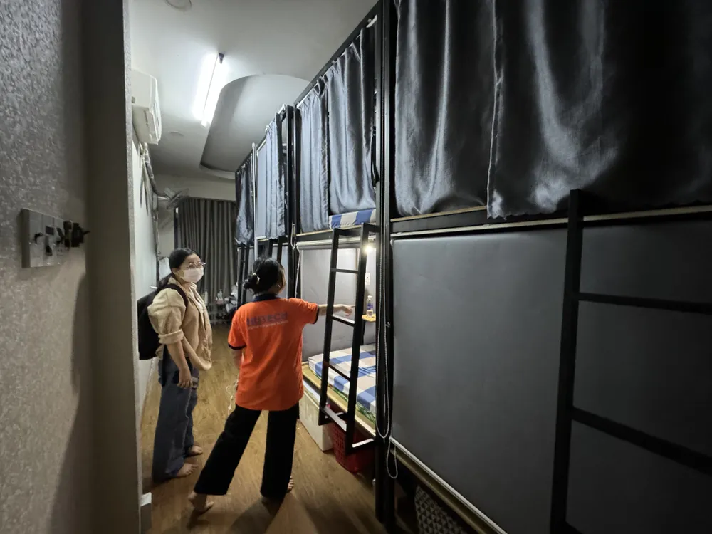 Ngân giới thiệu hộp ngủ ở căn nhà trên đường Xô Viết Nghệ Tĩnh, quận Bình Thạnh với phóng viên