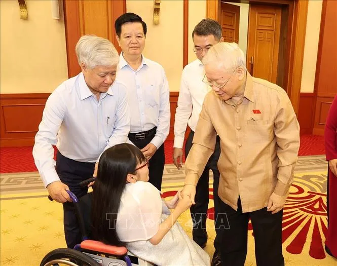 Tổng Bí thư Nguyễn Phú Trọng với đại biểu điển hình tiêu biểu. Ảnh: TTXVN Tổng Bí thư Nguyễn Phú Trọng với đại biểu điển hình tiêu biểu. Ảnh: TTXVN