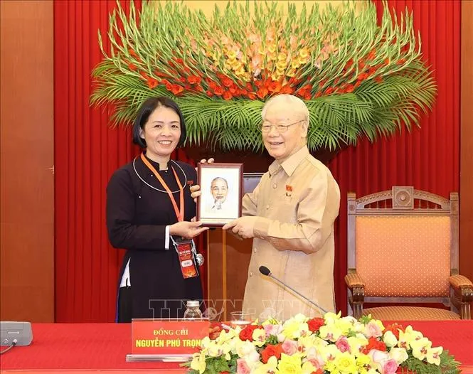 Tổng Bí thư Nguyễn Phú Trọng tặng bức chân dung Bác Hồ cho đại biểu điển hình. Ảnh: TTXVN Tổng Bí thư Nguyễn Phú Trọng tặng bức chân dung Bác Hồ cho đại biểu điển hình. Ảnh: TTXVN