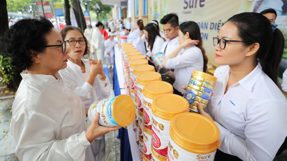 Người cao tuổi quan tâm, tìm hiểu các sản phẩm dinh dưỡng của Vinamilk tại sự kiện