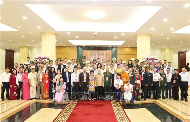 Tổng Bí thư Nguyễn Phú Trọng chụp hình lưu niệm với các đại biểu điển hình. Ảnh: TTXVN Tổng Bí thư Nguyễn Phú Trọng chụp hình lưu niệm với các đại biểu điển hình. Ảnh: TTXVN