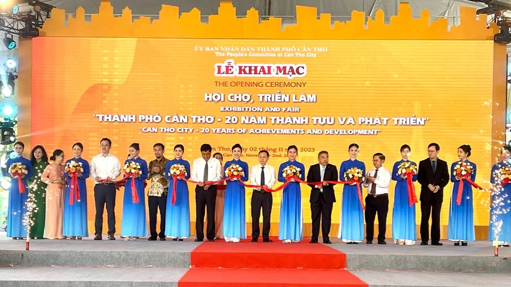 Lãnh đạo TP Cần Thơ cắt băng khai mạc hội chợ