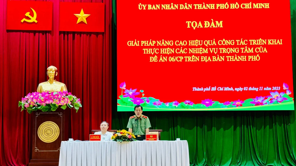 Đồng chí Dương Anh Đức, Phó Chủ tịch UBND TPHCM, Phó Trưởng ban Thường trực Ban chỉ đạo thực hiện Đề án 06 chủ trì tọa đàm. Ảnh: THU HOÀI