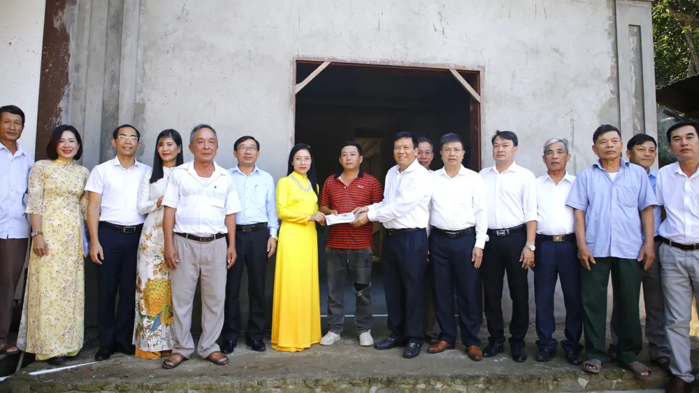 Trao tiền hỗ trợ cho gia đình anh Lưu Mạnh Cường