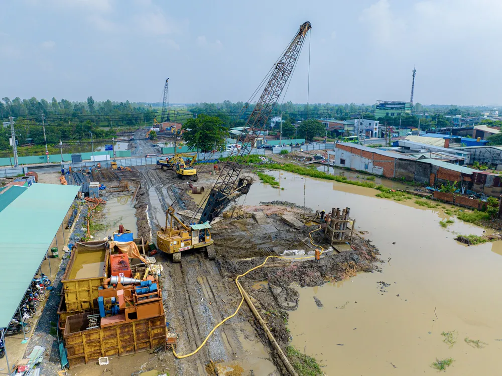 Dự án đường Vành đai 3 TPHCM đang được triển khai trên địa bàn huyện Hóc Môn, TPHCM Ảnh: CHÍ HÙNG