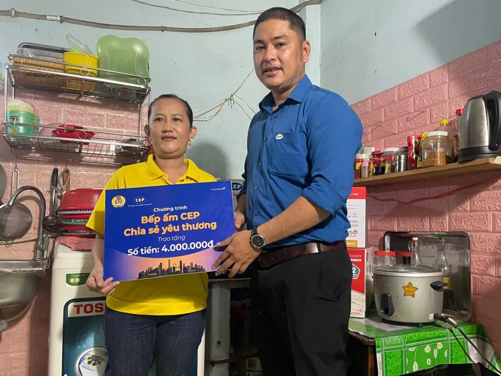 Bếp ấm CEP được trao đến người lao động khó khăn