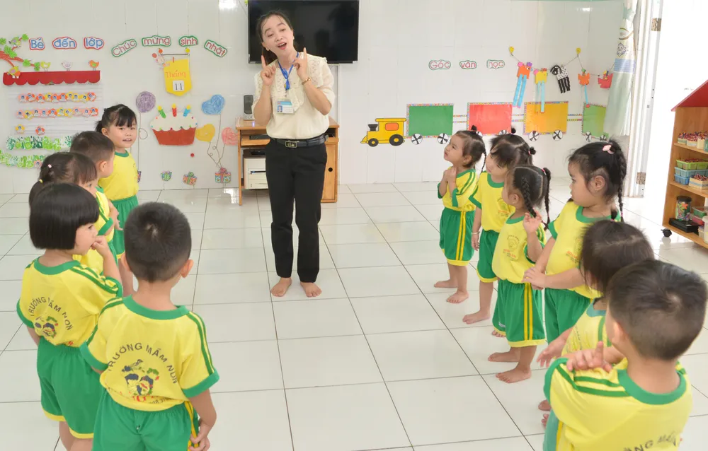 Cô Tống Thị Hải Yến, Trường Mầm non Hoàng Anh, huyện Bình Chánh, dạy học sinh hát