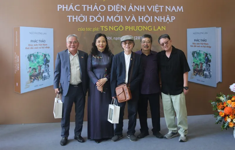 Đạo diễn NSND Đặng Nhật Minh và các văn nghệ sĩ chúc mừng TS Ngô Phương Lan ra mắt tác phẩm mới