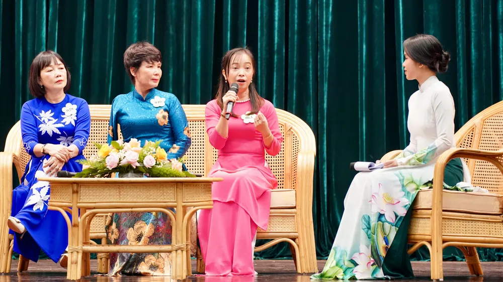 Các nhà giáo tiêu biểu giao lưu. Ảnh: Hoàng Hùng