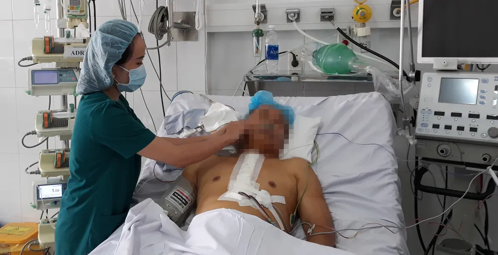 Nhân viên y tế chăm sóc một bệnh nhân bị kháng thuốc Nhân viên y tế chăm sóc một bệnh nhân bị kháng thuốc