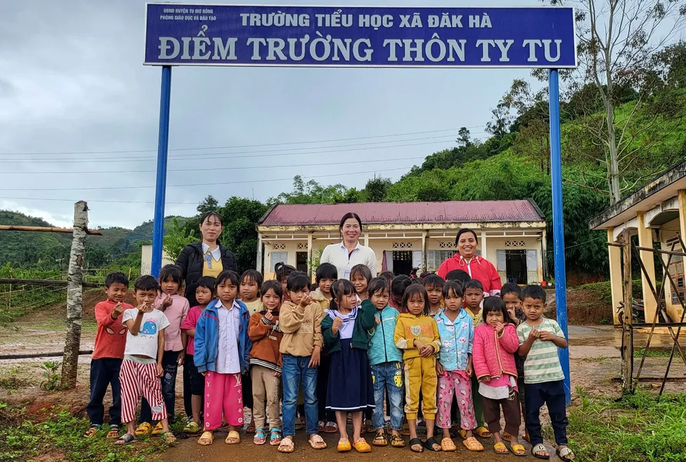 Cô Vân (đứng giữa) cùng học sinh được trường nuôi bữa trưa miễn phí tại điểm trường Ty Tu