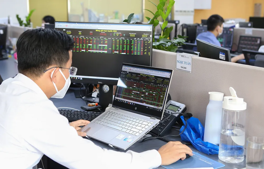 Công ty CP Chứng Khoán Kis Việt Nam nghiên cứu giá cả biến động của thị trường. Ảnh: HOÀNG HÙNG Công ty CP Chứng Khoán Kis Việt Nam nghiên cứu giá cả biến động của thị trường. Ảnh: HOÀNG HÙNG