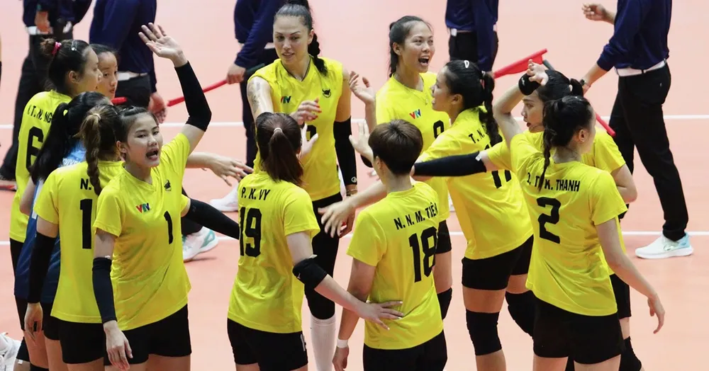 Niềm vui chiến thắng của các cô gái VTV Bình Điền Long An sau trận đấu tứ kết Niềm vui chiến thắng của các cô gái VTV Bình Điền Long An sau trận đấu tứ kết