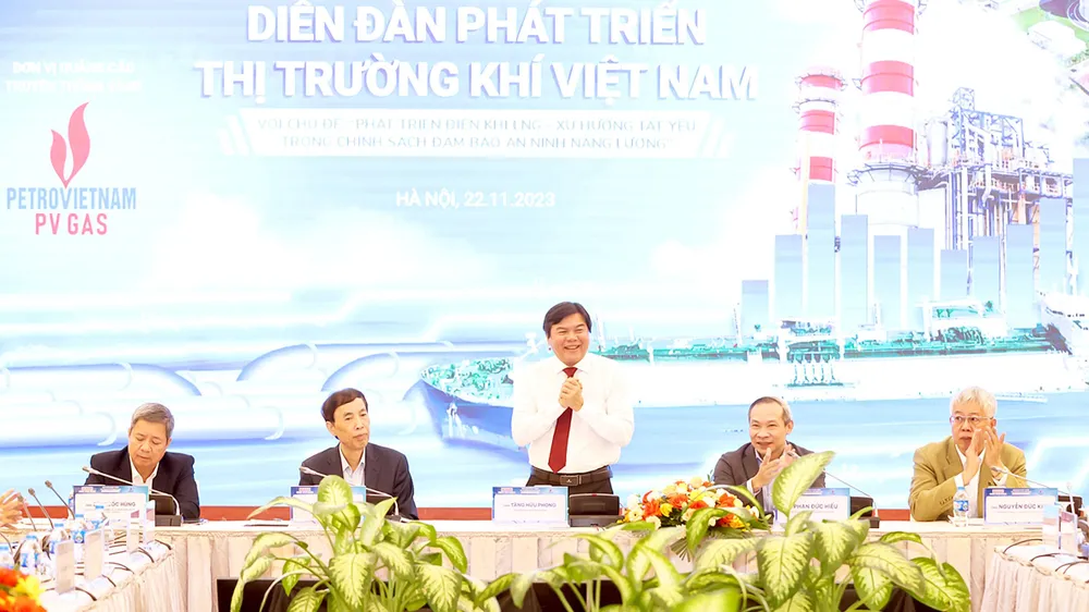 Tổng Biên tập Báo Sài Gòn Giải Phóng Tăng Hữu Phong cùng các đại biểu chủ trì diễn đàn. Ảnh: QUANG PHÚC Tổng Biên tập Báo Sài Gòn Giải Phóng Tăng Hữu Phong cùng các đại biểu chủ trì diễn đàn. Ảnh: QUANG PHÚC