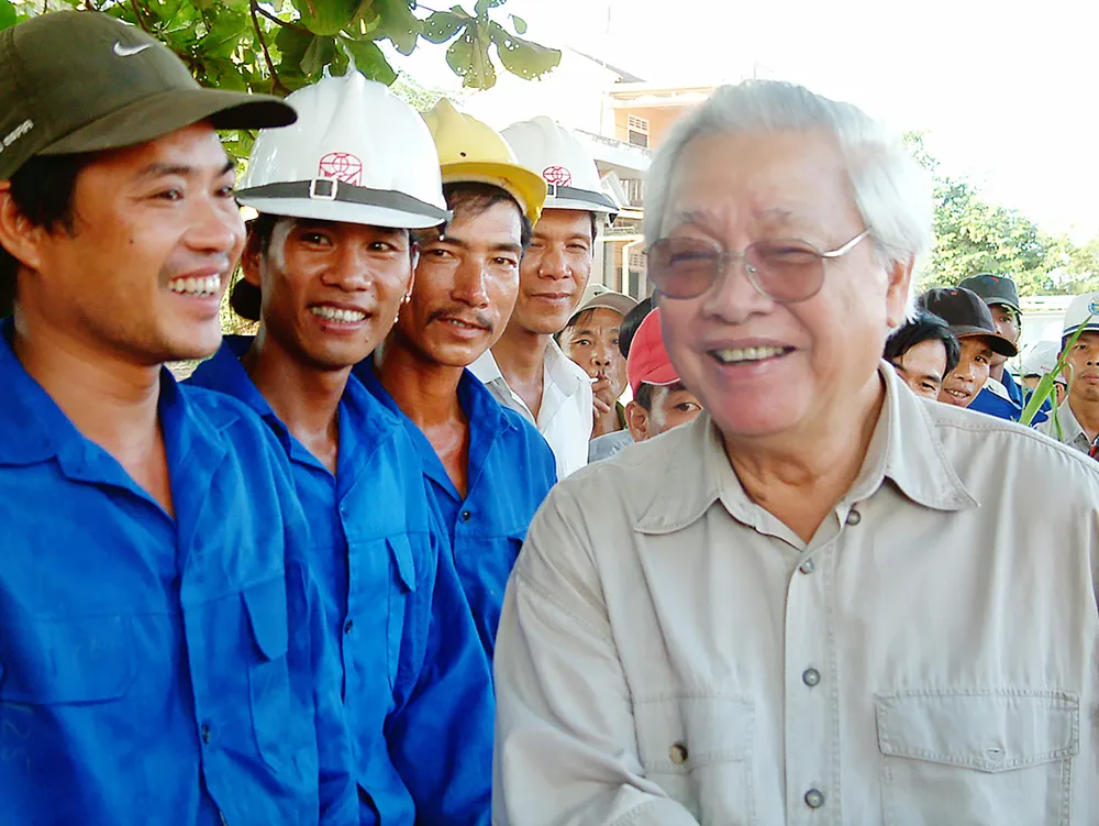 Nguyên Thủ tướng Võ Văn Kiệt thăm hỏi cán bộ công nhân thi công đường Trường Sơn - Hồ Chí Minh (tháng 5-2003). Ảnh: NGUYỄN ĐỨC Nguyên Thủ tướng Võ Văn Kiệt thăm hỏi cán bộ công nhân thi công đường Trường Sơn - Hồ Chí Minh (tháng 5-2003). Ảnh: NGUYỄN ĐỨC