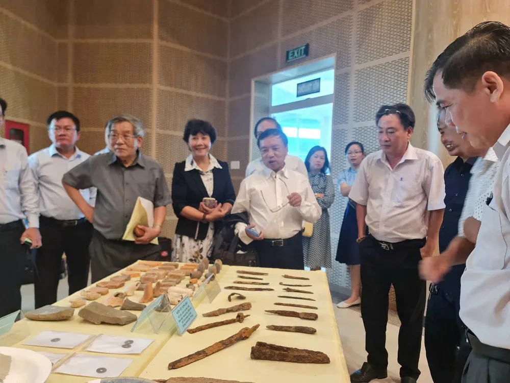 Các hiện vật cổ được khai quật tại di chỉ khảo cổ Vòng thành Đá Trắng ở tỉnh Bà Rịa - Vũng Tàu Các hiện vật cổ được khai quật tại di chỉ khảo cổ Vòng thành Đá Trắng ở tỉnh Bà Rịa - Vũng Tàu