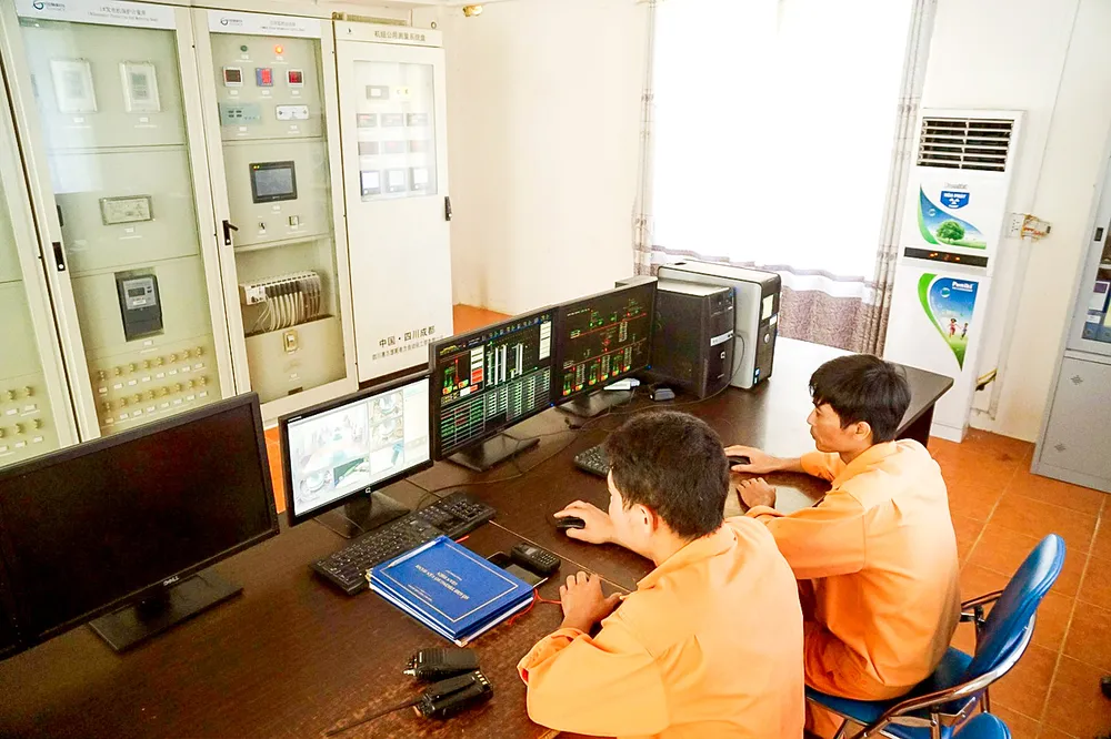 Cán bộ EVN theo dõi vận hành điện an toàn Cán bộ EVN theo dõi vận hành điện an toàn