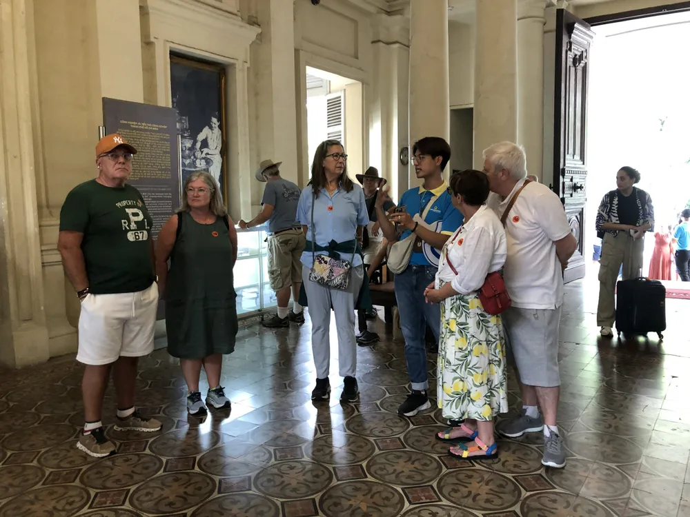 Đoàn khách tàu biển tham quan Bảo tàng TPHCM