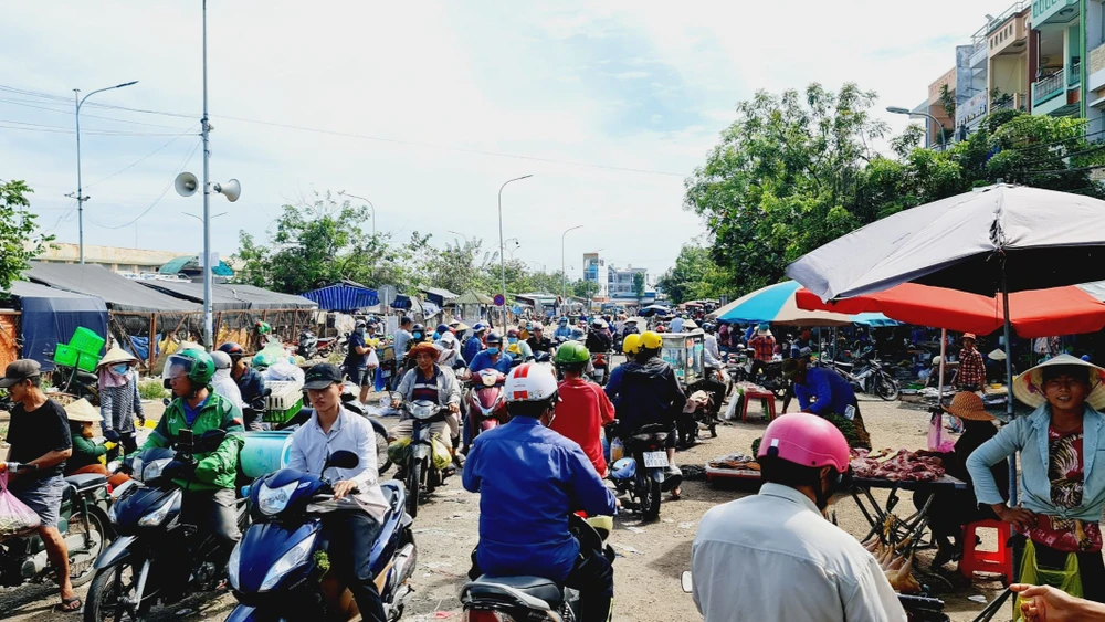 Các điểm bán tự phát bao vây chợ đầu mối Hóc Môn. Ảnh: ANH XUÂN