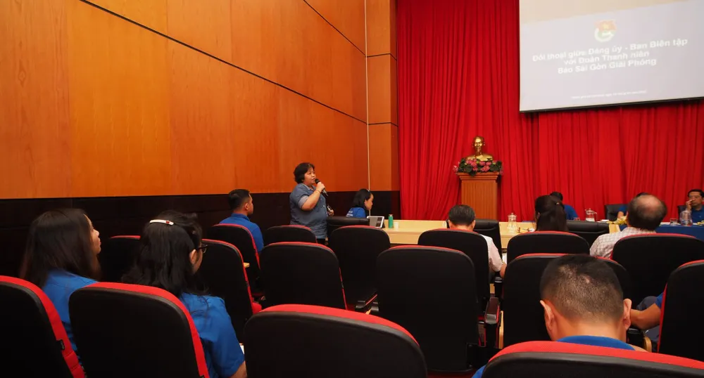 Chị Bùi Thạch Thảo chia sẻ với các phóng viên trẻ Báo SGGP về nghiệp vụ báo chí Chị Bùi Thạch Thảo chia sẻ với các phóng viên trẻ Báo SGGP về nghiệp vụ báo chí