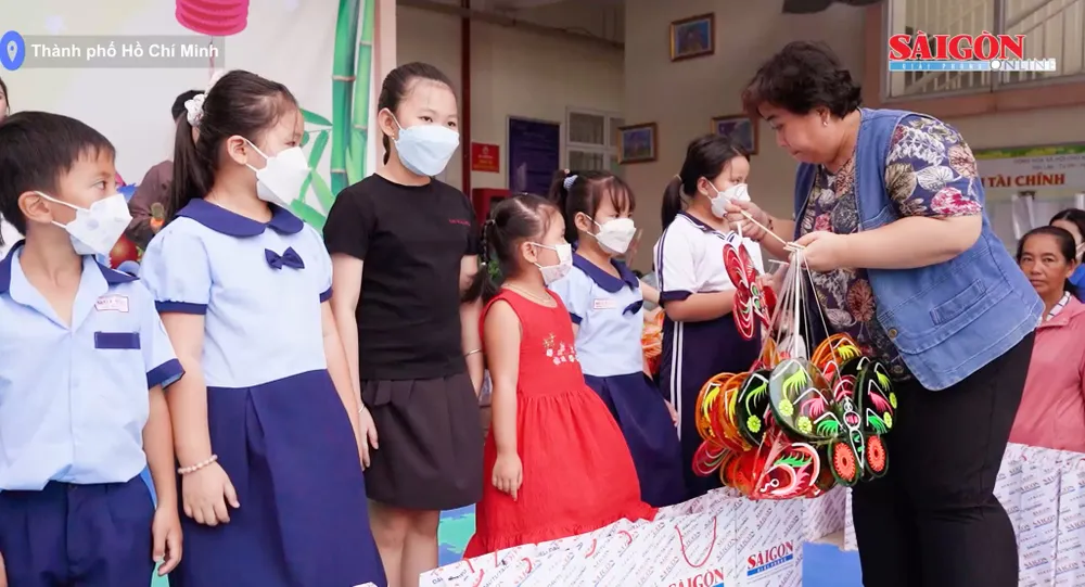 Chị Bùi Thạch Thảo trao quà Trung thu cho học sinh Trường Tiểu học Qui Đức (Bình Chánh, TPHCM) trong chương trình Đêm hội trăng rằm “Ước mơ xanh” năm 2022 Chị Bùi Thạch Thảo trao quà Trung thu cho học sinh Trường Tiểu học Qui Đức (Bình Chánh, TPHCM) trong chương trình Đêm hội trăng rằm “Ước mơ xanh” năm 2022