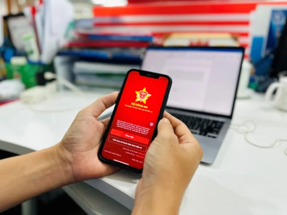 Cảnh giác với người lạ gọi điện kích hoạt dùm định danh điện tử mức 2. Ảnh: TRUNG DŨNG