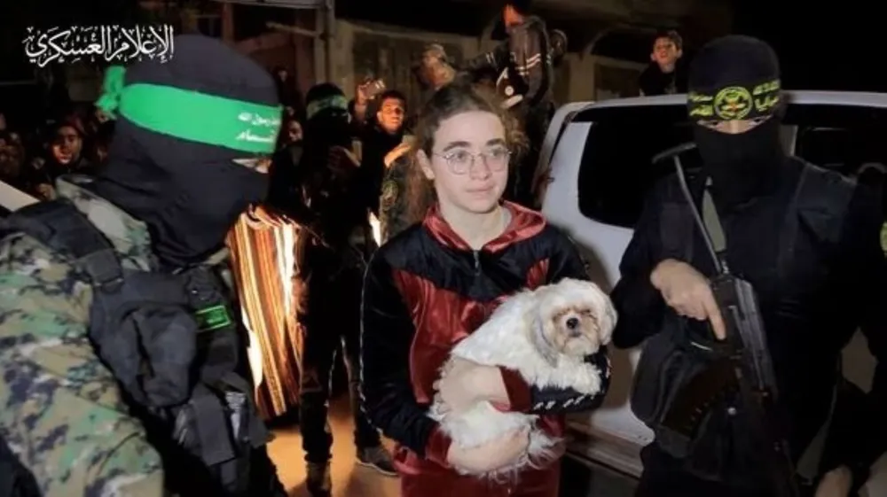 Một con tin được lực lượng Hamas trả tự do. Ảnh: Chụp từ video clip của The Guardian