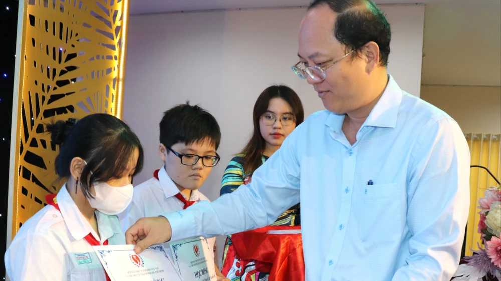 Phó Bí thư Thành ủy TPHCM Nguyễn Hồ Hải trao học bổng đến các em học sinh tiểu học