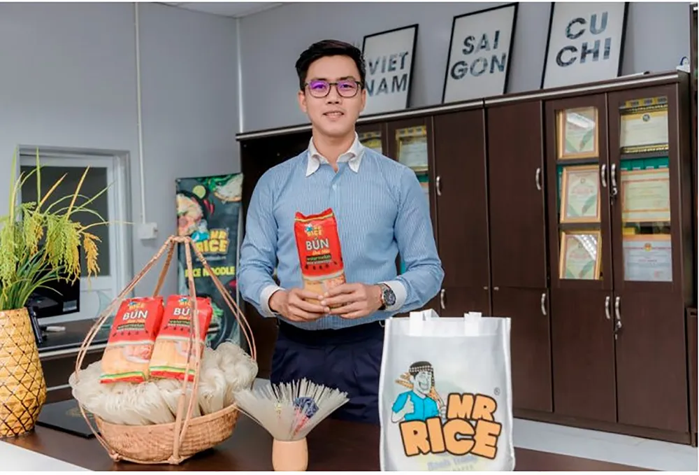 Lê Duy Toàn với sản phẩm Bún dưa hấu tại Hội chợ triển lãm Thaifex tháng 5-2022 tại Bangkok, Thái Lan. Ảnh: NVCC g5b-684.jpg